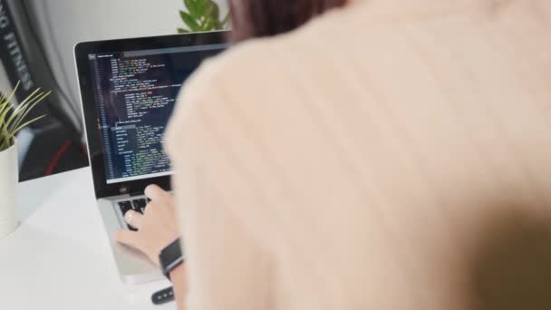 Жінка Програмістка Пише Програму Html Код Сидить Робочому Місці Офісі — стокове відео