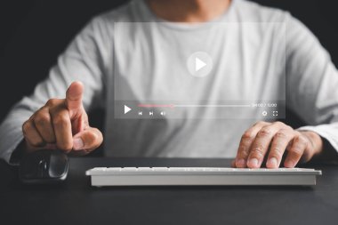 Yeni bir gerçeklik keşfetmek için sanal akış ile bir adamın elleri ekranla etkileşime girer, video izler, konserler izler ve teknolojinin dijital manzarasını benimser..