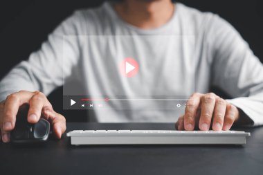 Video izlemek, içeriği yayınlamak ve sanal derslere katılmak için bilgisayar kullanan bir adamla çevrimiçi eğlence ve eğitim dünyasına dalın..