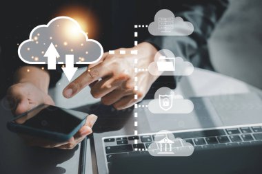 Bir iş adamı, arka planda bir ağ, donanım ve iletişim ikonu ile bulut hesaplama teknolojisini gösteren bir dizüstü bilgisayar tutuyor, siber uzayın geleceği için bir kavram..