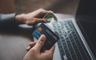 Dijital cüzdan ve kredi kartı alışveriş deneyiminde devrim yaratıyor. Kadın ödemeyi kusursuz para transferi için dizüstü bilgisayar uygulaması ile tamamlıyor