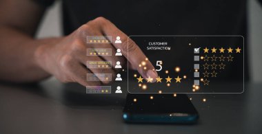 Müşteri memnuniyeti anketi ve iş değerlendirmesi için akıllı telefonda 5 yıldızlı derecelendirme geribildirim simgesi. Kaliteli hizmet ve başarı kavramı