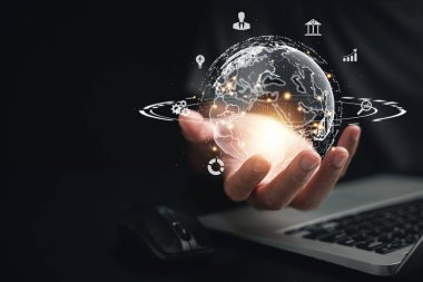 Dijital bağlantı teknolojisi ve büyük veri konsepti. Mans metaevrende sanal küresel internet bağlantısı tutuyor. İş dünyası teknolojisi ve dijital pazarlama. Mali ve Bankacılık.