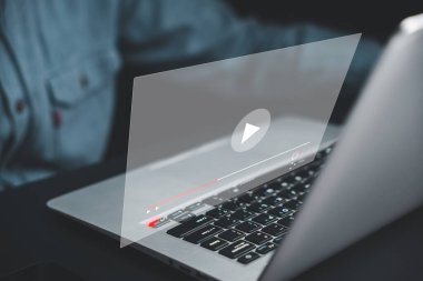 Adam dizüstü bilgisayarıyla online video yayınına dalmış. Eğlence, eğitim ve ilham dolu bir dünya keşfedin. Dijital medyanın sınırsız olanaklarını benimse.