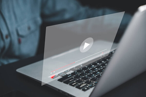 Человек, погруженный в потоковую передачу онлайн видео со своим ноутбуком. Откройте для себя мир развлечений, образования и вдохновения. Воспользуйтесь безграничными возможностями цифровых медиа.