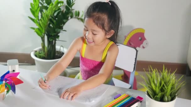Child Little Girl Drawing Cartoon Paper Paint Color Asian Cute — Stockvideo