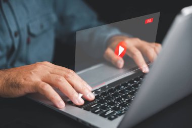 Adam online video yayınlamak için dizüstü bilgisayar kullanıyor. Ekranda odaklanan, canlı yayın teknolojisinin kavramsal görüntüsü. Eğlence ve öğrenme dünyasına bağlı kal..