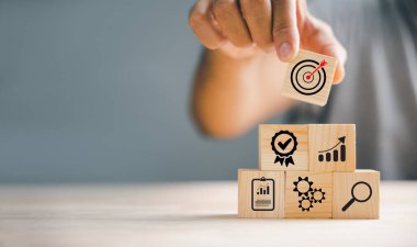 Tahta bloklar elle istifleniyor, iş stratejisi ve eylem planının esasını gözler önüne seriyor. Uzayı profesyonel kullanım için kopyala, büyüme kavramını vurgula.