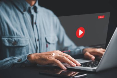 Dizüstü bilgisayar çevrimiçi video ve dersler yayınlıyor. Dijital içerik tüketiminin kusursuz deneyimini gösteren kavramsal görüntü. Bir bilgi ve eğlence zenginliğinin kilidini aç.