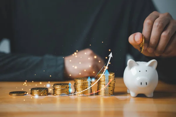 Podnikatel Vkládání Mince Prasátko Banky Grafem Ukazuje Růst Úspor Koncepce — Stock fotografie