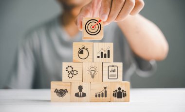 Masadaki tahta bloklar iş stratejisi ve eylem planı kavramını gözler önüne seriyor. Yaratıcı özelleştirme için kopyalama alanı olan iş geliştirme teması.