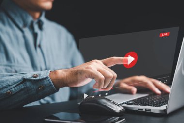 Sanal akım dünyasına bir erkeğin elinin ekranla etkileşim halinde olduğu, online videolar izlediği, konserler verdiği ve teknolojinin dijital alemini keşfettiği bir dokunuşla girin..