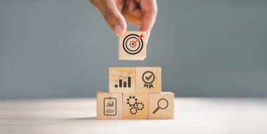 Bir el tarafından düzenlenmiş tahta bloklama bir iş stratejisi ve eylem planını temsil ediyor. Prosedür kavramı ve sistematik çalışma yaklaşımı hedefleniyor.