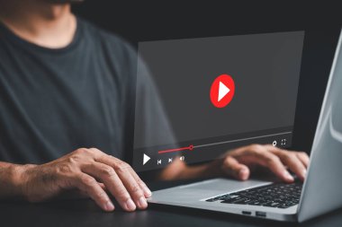 İş adamı dizüstü bilgisayarında canlı yayının tadını çıkarıyor. Bir multimedya oyuncusuyla çevrimiçi video yayınlama kavramı. Dijital medyanın kolaylığını ve çok yönlülüğünü benimse.