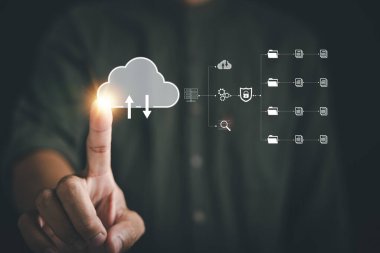 İş adamları bulut simgesini işaret ederek, dijital ağdaki kusursuz bağlantıyı ve verilere erişimi simgeliyor. Küresel iş dünyası kavramını benimseyin..
