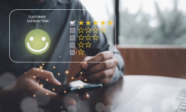 Mükemmel hizmet mutlu müşterilere götürür. Müşteri deneyimi ve iş başarısı için 5 yıldızlı bir geri bildirim içeren dizüstü bilgisayar ve akıllı telefon tutan bir adam.