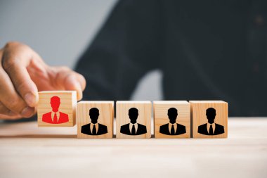 Tahta bloktan kırmızı insan ikonu alıyorum. İşe adam alma işi. Kariyer fırsatı. İnsan Kaynakları Yönetimi. Liderlik yeni liderleri güçlendiriyor. Geleceğin iş gücünü şekillendiriyor. İnsan kaynakları yönetimi
