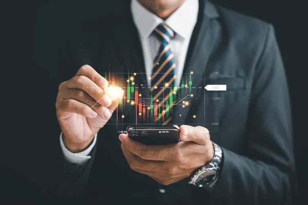 Investidor Comerciante Analisando Tendências Mercado Ações Movimentos Preços Tela Smartphone — Fotografia de Stock