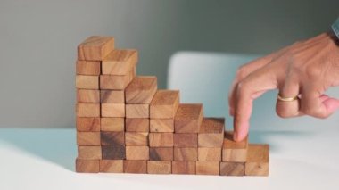İşletme iki parmak işareti tahta bloklar üzerinde yürümek kariyer basamaklarını tırmanmak için merdiveni tırmanmak basamakları tırmanmak, çöküşü önlemek ya da çarpışma konseptini önlemek için