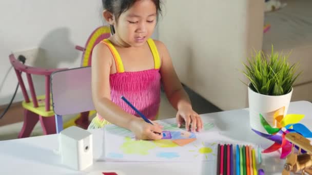 Азійська Мила Дитина Дошкільнята Сидить Посмішкою Малює Вдома Картину Олівцем — стокове відео