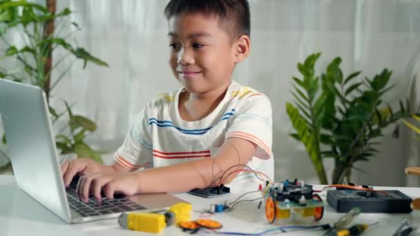 Menino Asiático Aprende Codificação Programação Com Laptop Para Carro Robô — Vídeo de Stock