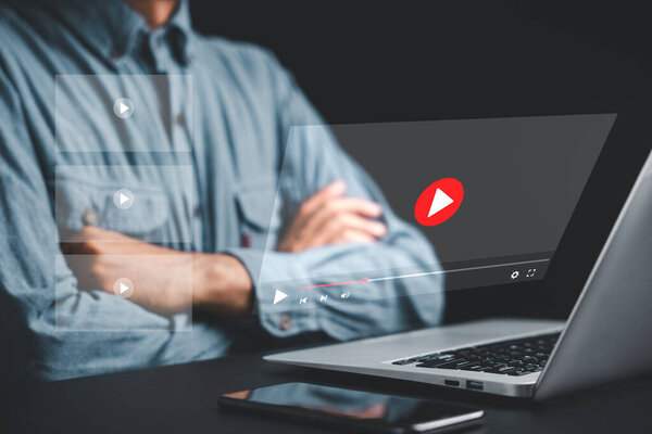 Человек наслаждается онлайн трансляцией на своем ноутбуке. С легкостью смотрите видео, лекции, шоу и учебные пособия. Стай развлекал и информировал в цифровую эпоху.