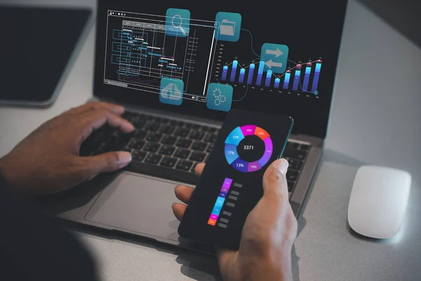 Analyst Beim Studium Eines Business Analytics Berichts Auf Einem Laptop — Stockfoto