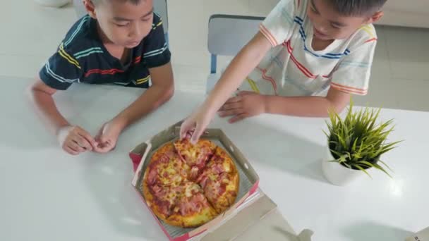 Szczęśliwy Azjata Dwa Mały Chłopiec Lat Siedzi Jedząc Ogromną Pizzę — Wideo stockowe