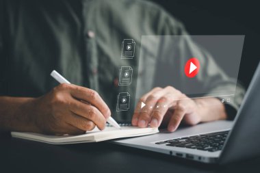 E-öğrenme ile yeni fırsatların kilidini açın ve dijital eğitim kavramını benimseyin. Çevrimiçi seminerlere, video derslerine ve internet derslerine gir. Kendi evinde bir derece kazan..