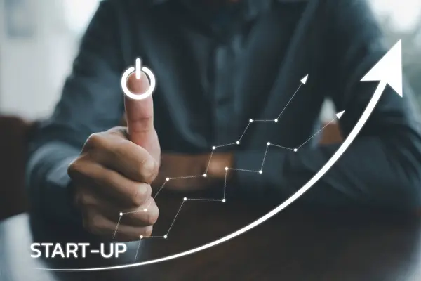 Conceito Empreendedorismo Para Startup Business Empresário Usando Laptop Com Gráfico — Fotografia de Stock