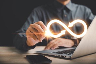 İşadamı sonsuz sembolü işaret ederek veri teknolojisindeki sınırsız bağlantıyı sembolize ediyor. Siber uzay, gelecek sınırsız. Sonsuz güç, enerji, internet bilgileri. teknoloji sonsuzluk verisi