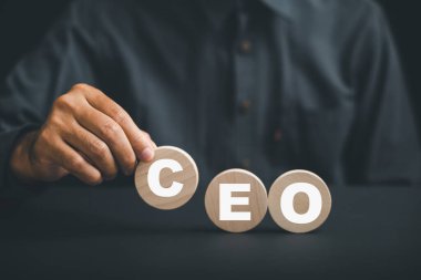 İşadamları CEO metniyle ahşap çemberi seçiyor, CEO 'yu sembolize ediyor. İK memuru, lider ve CEO 'yu arıyor. İnsan kaynakları müdürü çalışanı seçer. Lider kalabalıktan göze çarpar. HR, HRM, HRD kavramları.