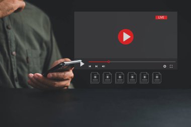 Akıllı telefondan video yayınını başlatın, adam canlı yayını başlatmak için ekrana dokunsun. Sosyal medya ve multimedya dünyasında teknoloji ve eğlencenin yakınlaşmasını kucaklayın.