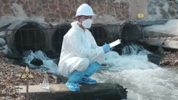 Ekolog Pobierający Próbki Wody Toksycznych Chemikaliów Listy Kontrolnej Rzek Piszący — Wideo stockowe