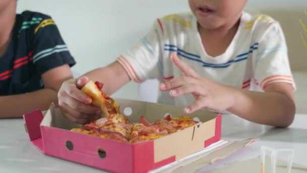 Щасливий Азіатський Маленький Хлопчик Років Сидячи Величезною Піцою Вдома Дітьми — стокове відео