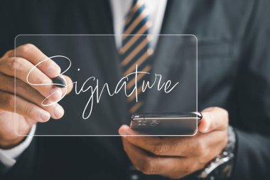 İşadamı dijital dönüşümü kucaklayarak, elektronik belgeleri akıllı telefonuyla sanal ekranda imzalıyor. Elektronik imzayı vurgular, siyah arka planda e-imza atar. Anlaşma onaylandı..