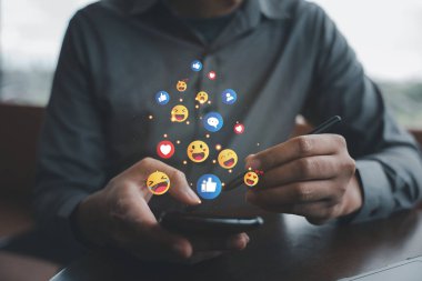 Sosyal medya bağımlılığı ve çevrimiçi bağlantı. Akıllı telefonu arkadaşlarıyla ve topluluğuyla irtibatta kalmak için kullanan bir adam. Evden Sosyal Mesafe ve Çalışma. Sosyal medya kavramı