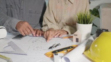 Çizim projesine işaret eden iki mühendis, Mimari ekip toplantısı planlar üzerinde düzenlemeden sonra ortak ve mühendislik ile birlikte çalışan mimari inşaat projesinde danışmanlık ve çalışma