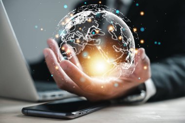 İnsan elleri dünyayı beşikte tutuyor, küresel ağ bağlantılarını ve yenilikçi teknolojiyi sembolize ediyor. Dünya Günü 'nde bilim, iletişim ve enerji tasarrufu kavramı. Arkaplan, Büyük veri analizleri