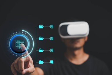 VR gözlüklü bir adam sanal metaevren içinde küresel internetin birbirine bağlılığını yaşıyor. Gelecekteki teknolojinin alanındaki gelişmiş belge yönetim sistemleri DMS.