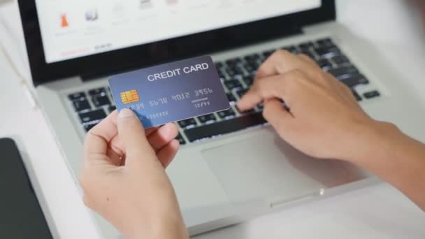Ovanifrån Kvinnliga Register Kreditkort Datorn Gör Elektronisk Betalning Säkerhet Nätet — Stockvideo