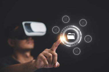 İnternet Teknolojisi kavramının bir parçası olarak Doküman Yönetim Sistemi DMS ile VR ortamında çalışan bir adam. Dijital çağda etkin veri dosya yönetimi.