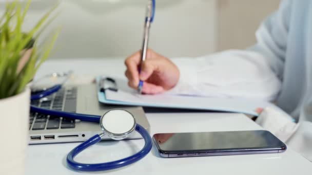 Steteskoplu Doktor Hemşire Hasta Hakkında Bir Şeyler Yazıyor Evrak Listesindeki — Stok video
