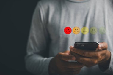Olumsuz geri bildirim kavramı. Akıllı telefon anketinde kötü bir kullanıcı deneyimini yansıtan bir yıldız değerlendirmesi. Memnun olmayan müşteri hayal kırıklığını ifade ediyor. Düşük reyting işi etkiler