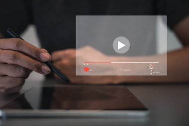 Sanal ekranda canlı yayın yapan multimedya oynatıcısından online konser izleyen bir adam. İnternette canlı yayının tadını çıkarıyorum. Çevrimiçi yayın konsepti dijital eğlence