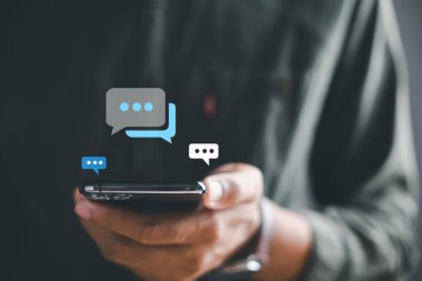 Akıllı telefon, sosyal ağları ve sohbet kavramlarını temsil eden canlı sohbet bağlantıları için bir portal haline gelir. Sohbet kutusu simgeleri iletişim ve modern teknolojinin etkileşimini vurguluyor.