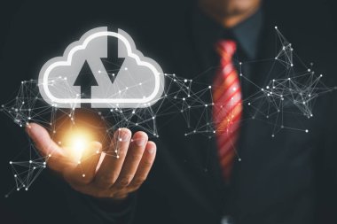 İleri görüşlü iş adamı bulut teknolojisinin geleceğini vurgulayan bulut hesaplama ikonunu elinde tutuyor. İnternetteki iş ağı için verimli veri transferi ve ölçeklenebilir çevrimiçi depolama.