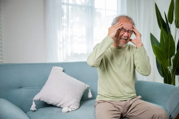 Ból Głowy Smutny Azjata Senior Przewlekły Ból Migreny Masaż Starzec — Zdjęcie stockowe