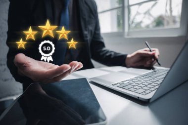 Bir müşterinin beş yıldızlı el ele tutuşup sunulan hizmet kalitesini derecelendirdiği yakın çekim. Memnuniyet garantisi. Müşteri hizmetleri ve Memnuniyet kavramı