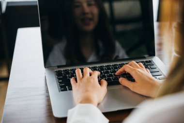 İnternet sayfası yazmak için dizüstü bilgisayara klavye yazan mutlu güzel serbest yazar, Asyalı genç iş kadını yaşam tarzı kafede dizüstü bilgisayarla oturuyor.